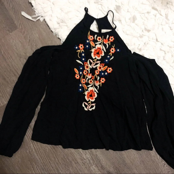 🍁Abercrombie Black Embroidered Cold Shoulder Top - Picture 2 of 4